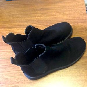 Divided Chelsea Black Suede Boots